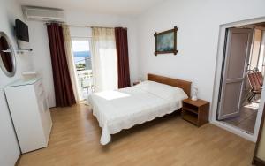 Postel nebo postele na pokoji v ubytování Apartment MERI (4172)