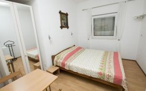 Postel nebo postele na pokoji v ubytování Apartment MERI (4172)