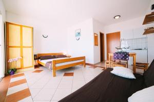 Fotografie z fotogalerie ubytování Studio Apartment in Duce with Sea View, Terrace, Air Conditioning, Wi-Fi (4167-2) v destinaci Duće