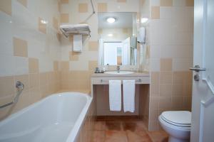 Un baño con bañera, inodoro y lavabo. en AP Victoria Sports & Beach, en Albufeira