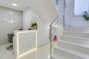 un escalier blanc avec un panneau blanc dans une maison dans l'établissement Villa Corcovado, à Vodice
