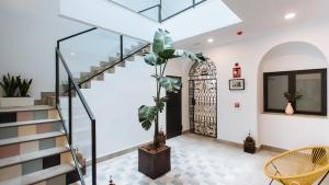 una scala in una casa con una pianta di Alameda 1851 - Shared jacuzzi a Siviglia