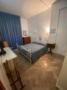 een slaapkamer met een bed en een blauw gordijn bij Maison Dory in Pescara