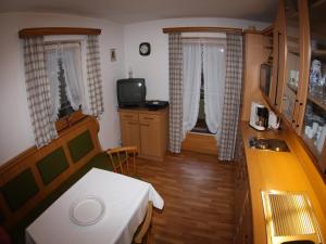 a small room with a bed and a television at Gästehaus Gmundtal in Bischofswiesen