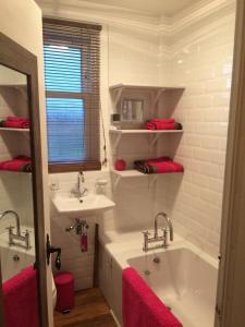 Et badeværelse på Lynn Cottage
