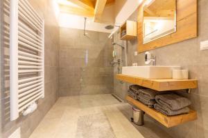 a bathroom with a sink and a shower at Reidenhof in Sesto