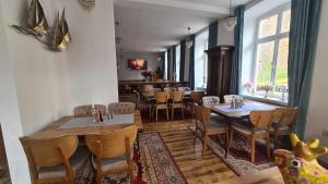 ein Restaurant mit Tischen und Stühlen in einem Zimmer in der Unterkunft Hotel Osteria Del Vino Cochem in Cochem
