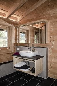 ボルシュターラングにあるQuartier360Gradの洗面台付きのバスルーム、木製の壁
