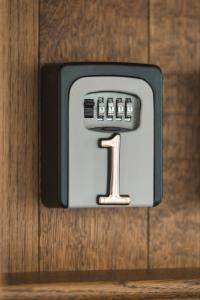 un interruptor de luz con el número uno en él en Berchy Apartment 1, en Liepāja