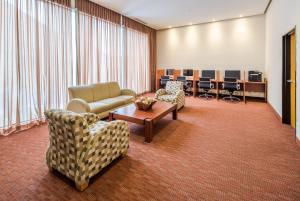 A seating area at Crowne Plaza Monterrey Aeropuerto, an IHG Hotel