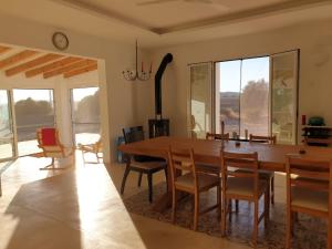 uma sala de jantar com uma grande mesa de madeira e cadeiras em Milagro de Algar em Vejer de la Frontera
