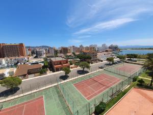 Tenis alebo squash v ubytovaní Estudio Grisland Pool alebo jeho okolí