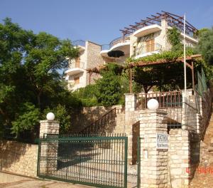 dom z bramą przed nim w obiekcie Mathia Apartments w mieście Mathía