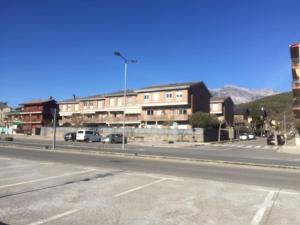 une rue vide dans une ville avec un bâtiment dans l'établissement Apartamentos Pirineos Ordesa II, à Aínsa