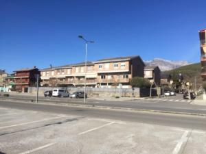 an empty street in a city with a building at Apartamentos Pirineos Ordesa II in Aínsa