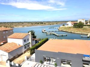 una vista aerea di un fiume con barche di ROMINA 4E - Apartamento en los canales de Roses Santa Margarita - terraza con vistas a Roses