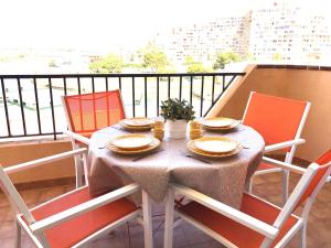 un tavolo con piatti di cibo su un balcone di ROMINA 4E - Apartamento en los canales de Roses Santa Margarita - terraza con vistas a Roses