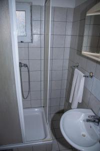 uma pequena casa de banho com um chuveiro e um lavatório. em Bellavista bed and breakfast em Pag