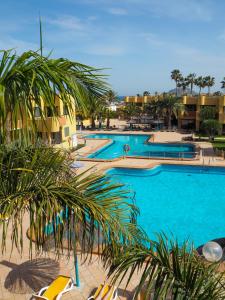widok na dwa baseny z palmami i budynki w obiekcie Atlantic Garden Beach Mate w Corralejo