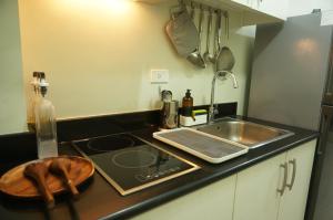 una piccola cucina con lavandino e piano cottura di Mint Homes in Jazz Residences Tower B a Manila