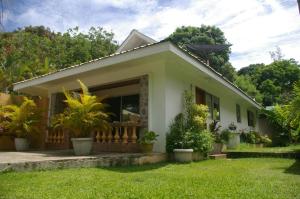 ein kleines Haus mit Pflanzen im Hof in der Unterkunft Villa Kass in Baie Sainte Anne