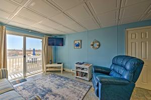 Sala de estar azul con sofá y TV en Bright Dog-Friendly Escape with Direct Beach Access!, en Ocean City