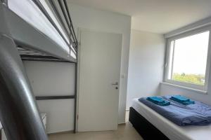 - une chambre avec des lits superposés à côté d'une fenêtre dans l'établissement Apartment Gema - One bedroom apartment, à Izola