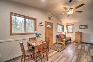 uma sala de estar com uma mesa de jantar e um sofá em Cozy Downtown Soldotna Cabin Dogs Welcome! em Soldotna