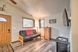 Khu vực ghế ngồi tại Cozy Downtown Soldotna Cabin Dogs Welcome!