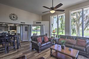 uma sala de estar com sofás de couro e uma mesa em Amenity-Packed Home with Hot Tub and River Views! em Bullhead City