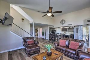 sala de estar con muebles de cuero y ventilador de techo en Amenity-Packed Home with Hot Tub and River Views!, en Bullhead City