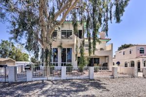 Imagen de la galería de Amenity-Packed Home with Hot Tub and River Views!, en Bullhead City