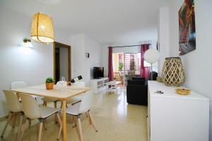 - une salle à manger et un salon avec une table et des chaises dans l'établissement Apartment Avenida Miramar, à Fuengirola