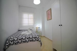 - une chambre avec un lit recouvert d'un cygne dans l'établissement Apartment Avenida Miramar, à Fuengirola