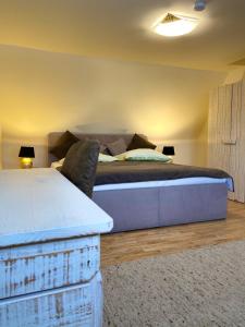 ein Schlafzimmer mit einem Bett und einem Sofa darin in der Unterkunft Haus zum See in Zwenkau