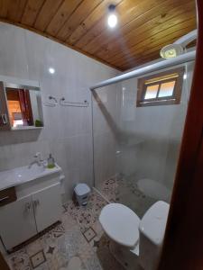 Et badeværelse på chalés Sítio Anjo Gabriel
