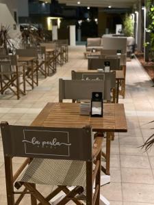 uma mesa com um telemóvel em cima dela em Hotel La Perla em Lignano Sabbiadoro