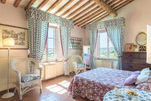 1 dormitorio con 1 cama y 2 ventanas en Il Giardino Inglese, en Lucignano