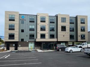 安娜柯蒂斯salish Inn的一座大型建筑物，停车场里停满了汽车