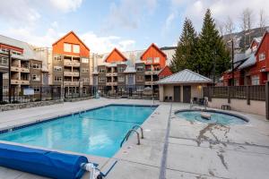 Peldbaseins naktsmītnē Lake Placid Lodge Deluxe 3 bedroom townhome vai tās tuvumā