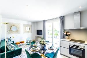 cocina y sala de estar con mesa y sillas en MARBELLA BANUS SUITES - Bird Of Paradise Playas del Duque Banús Suite Apartment, en Marbella