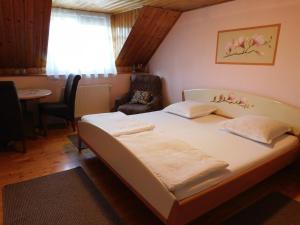 een slaapkamer met een bed met 2 kussens bij Pensiunea Bunea in Haţeg