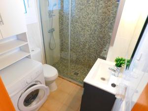 A bathroom at GMID IMMO Apartment Castell Joncar