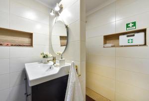 une salle de bain avec un lavabo et un miroir dans l'établissement Casa da Aldeia, à Alcaria Ruiva 34 autres photos