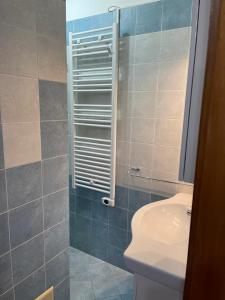ナルドにあるNeretum Casa Vacanzeのトイレと洗面台付きのバスルーム +36枚の写真