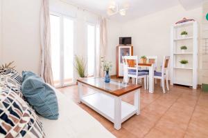 salon ze stołem i jadalnią w obiekcie BHost - La Carihuela Los Perros w mieście Torremolinos