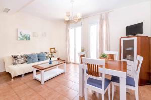 salon z kanapą i stołem w obiekcie BHost - La Carihuela Los Perros w mieście Torremolinos