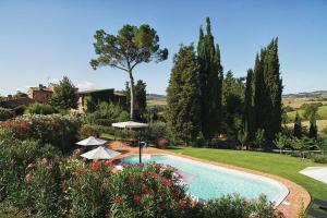 basen w ogrodzie z drzewami i kwiatami w obiekcie Agriturismo Borgo 7 Tigli - Apt 5 w mieście Montepulciano