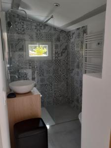 Kúpeľňa v ubytovaní Charmante petite maison à St Aygulf