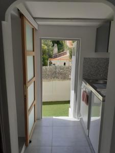 una puerta abierta a una cocina con vistas a un patio en Charmante petite maison à St Aygulf, en Saint-Aygulf